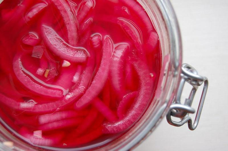 oignons marinés au jus de betterave
