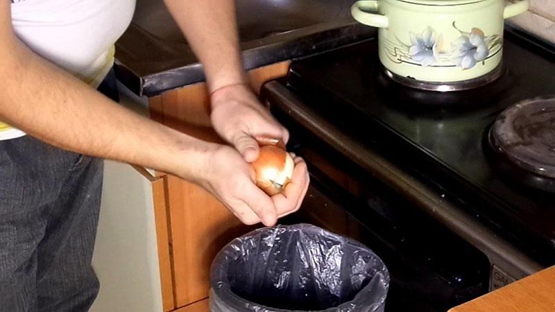 éplucher l'oignon