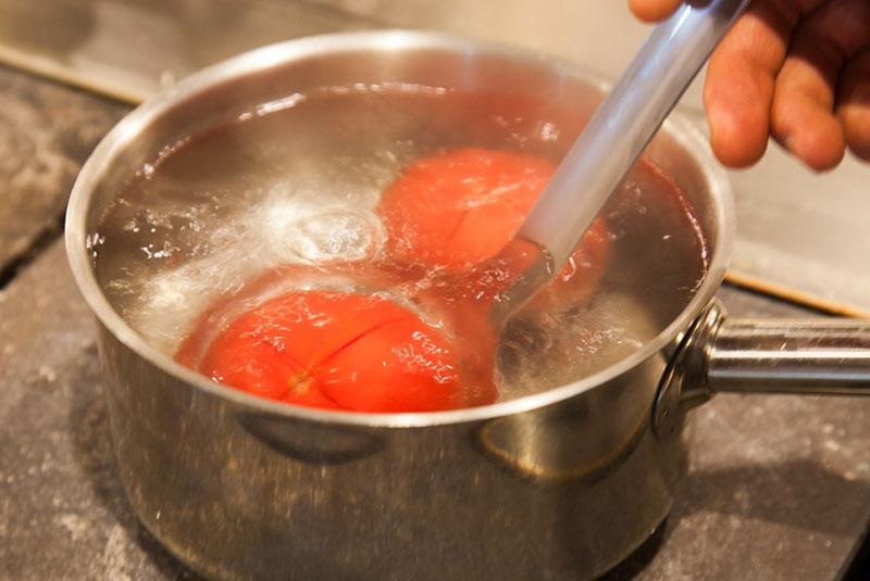 éplucher la tomate