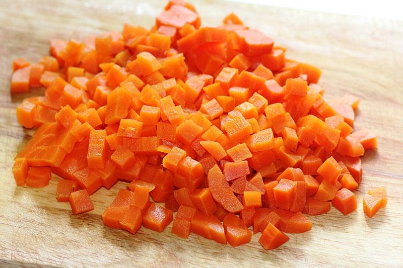 couper les carottes en cubes