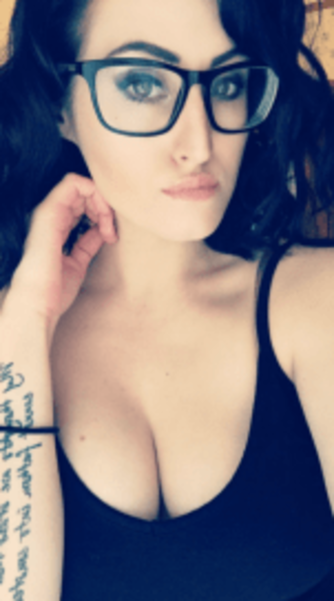 dívka, která nosí brýle a paže-tetování