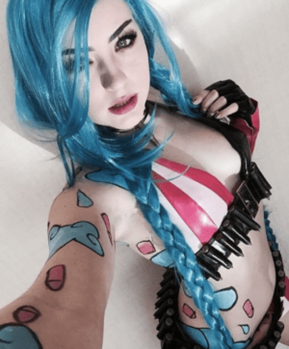 nerdy-girl-with-tattoos-in-cosplay