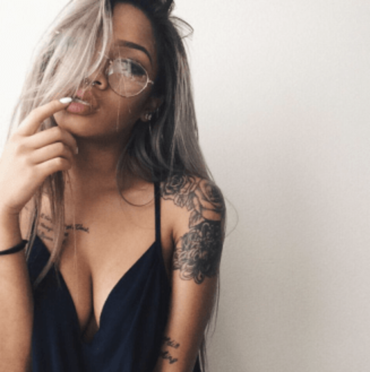 girl-making-sexy-pose-mit-rose-tattoos