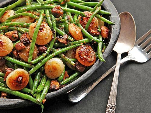 Haricots verts aux oignons frits et champignons