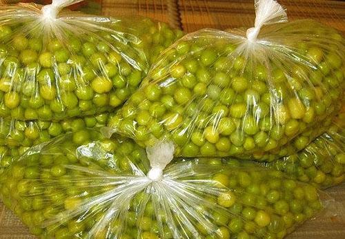 Los guisantes en bolsas se ponen en el congelador.