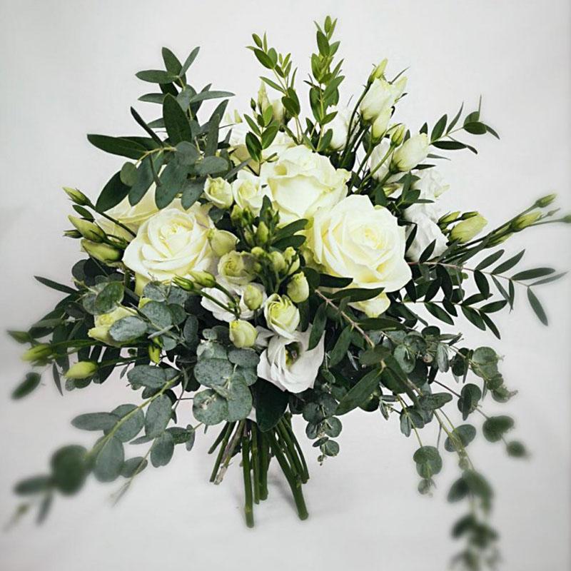 bouquet délicat avec des brins de ruscus