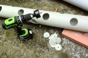 Tube percé pour arroser les concombres dans des sacs - photo