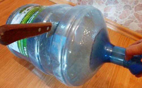 Preparar una botella de plástico para cultivar pepinos.