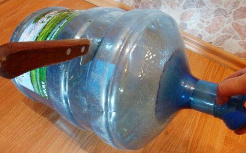 Préparer une bouteille en plastique pour faire pousser des concombres