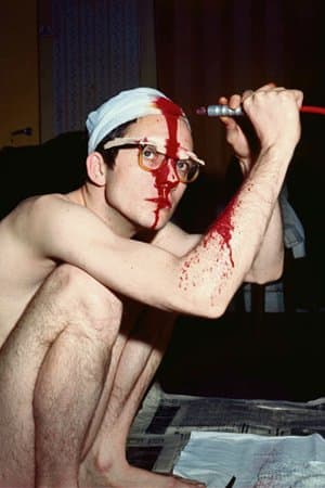 Foto von Bart HughesDie erste Person, die aus nicht medizinischen Gründen eine Trepanation durchführte, ist Bart Hughes, ein Holländer, der sagte, dass dieses Verfahren einen höheren Bewusstseinszustand erreichen würde. Hughes führte 1965 eine Trepanierung an sich selbst durch. Er verwendete eine Anästhesie mit einer Injektionsnadel und benutzte dann eine elektrische Bohrmaschine und ein chirurgisches Messer. Autsch. Klingt extrem, es sich selbst anzutun. Der Fotograf und Journalist sowie der Body-Mod-Experte Ryoichi Keroppy Maeda interviewten und fotografierten verschiedene Body-Mods-Enthusiasten und wollten laut Daily Star Online keine Werbung dafür machen.