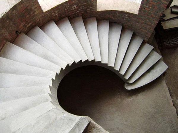 escalera monolítica de hormigón en espiral