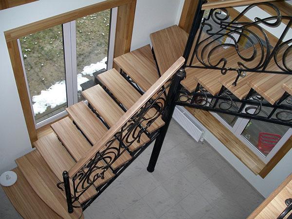 escalier en métal avec marches en bois