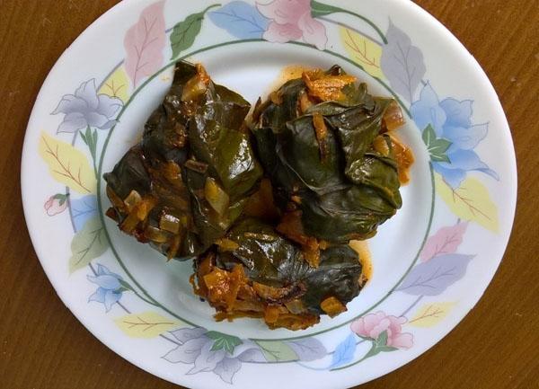 Rollitos de repollo rellenos con salsa de esquejes