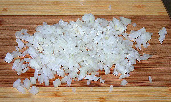 picar la cebolla para carne picada y salsa