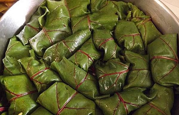 envolver rollos de repollo y poner en una cacerola