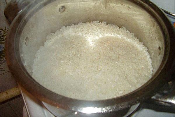 cocinar el arroz hasta que esté medio cocido