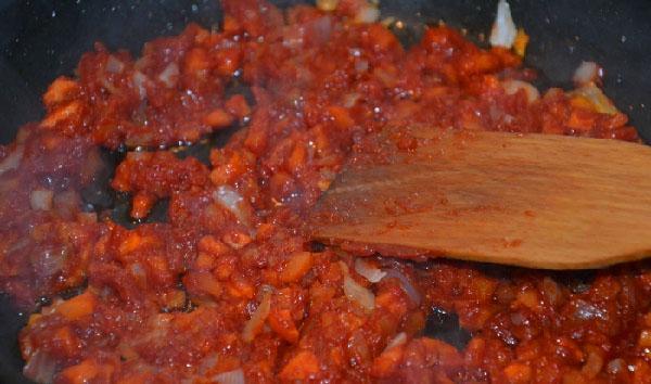 agregar pasta de tomate