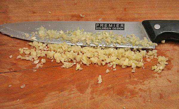 picar el ajo con un cuchillo