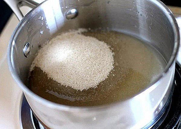 dissoudre le sucre dans un peu d'eau