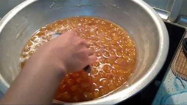 mettre les cerises dans le sirop et faire bouillir