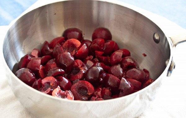 poner las cerezas en un recipiente para cocinar