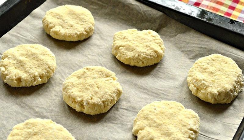 façonner et cuire des gâteaux au fromage