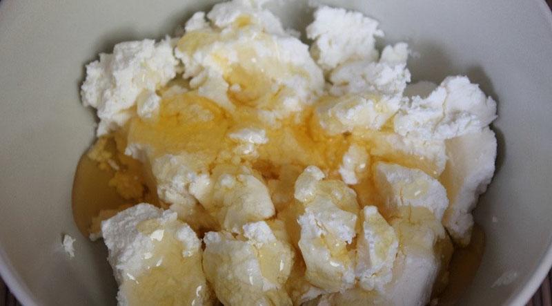 mezclar requesón con miel y yema