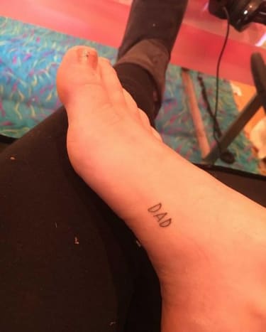 Miley Cyrus ' tetování nohou věnované Billymu Rayovi. Foto: Instagram.