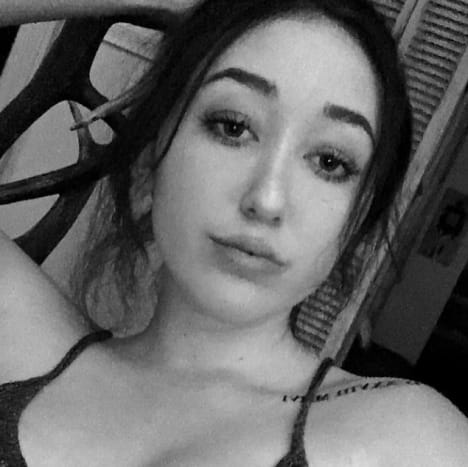 Noah Cyrus' Das erste Tattoo war eine Reihe römischer Ziffern, die ihrem Großvater gewidmet waren. Foto: Noah Cyrus/Instagram