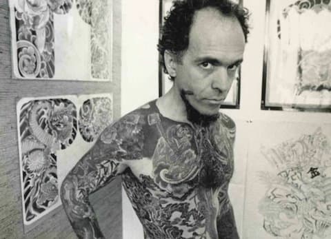 Během šedesátých let bylo tetování v New Yorku nezákonné a aby se někdo nechal napustit velkým jablkem, museli jste být zapojeni do podzemní sítě. V té době pracovala pod radarem jen hrstka tetovačů, jedním z nich byl Thom DeVita.