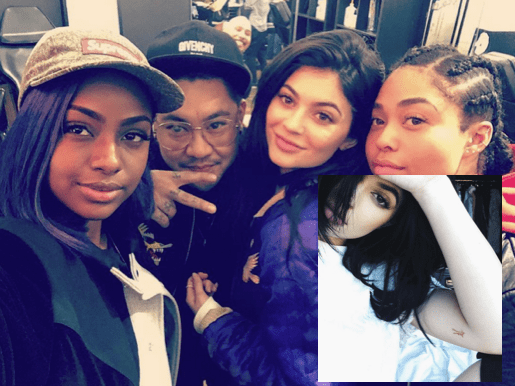 Kylie Jenner Jon Boy hat im Februar 2016 ein kleines rotes Skript auf Kylies Arm tätowiert, obwohl sie noch nicht verraten hat, was es bedeutet. Er hat auch einen roten Kringel auf ihren kleinen Finger tätowiert, der zu ihrem Tattoo von BFF Jordyn Wood passt (siehe # 7).
