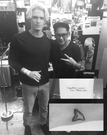 Cody SimpsonSimpson hat zwei Tattoos von Jon Boy. Das erste Tattoo lautet: