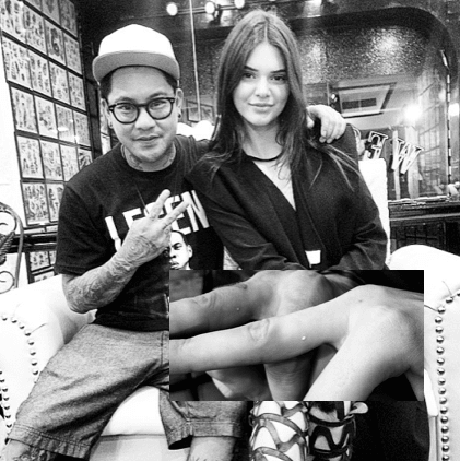 Kendall Jenner Die erste Tinte des Supermodels stammt von Jon Boy. Er tätowierte einen weißen Fleck auf ihren Mittelfinger.