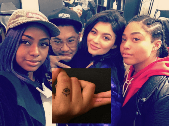 Jordyn Woods Woods (rechts) hat kürzlich mit Kylie Jenner ein passendes Pinky-Finger-Tattoo in roter Tinte bekommen.