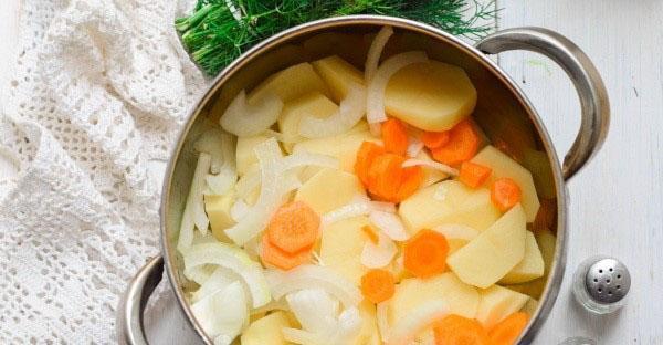 agregue cebollas y zanahorias