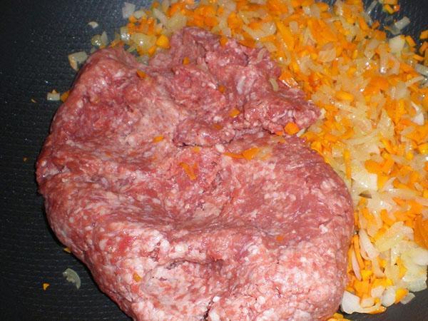 ajouter la viande hachée et faire frire