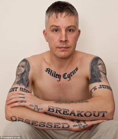 Carl McCoid, 40, ist stolz auf seine 22 von Miley Cyrus inspirierten Tattoos.