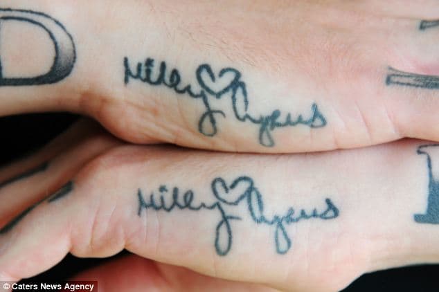 Carl McCoid, 40, ist stolz auf seine 22 von Miley Cyrus inspirierten Tattoos.
