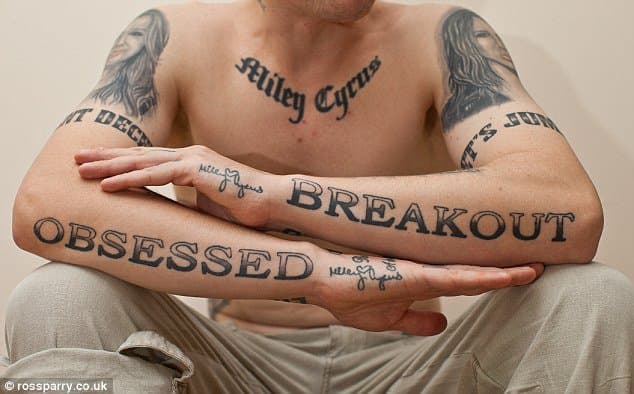 40letý Carl McCoid je pyšný na svých 22 tetování inspirovaných Miley Cyrus.