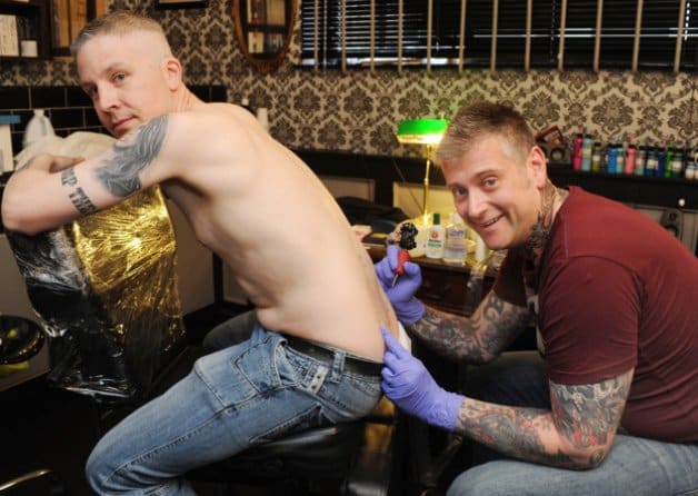 Čtyřicetiletý Carl McCoid si nechává své 22. tetování inspirované Miley Cyrus.