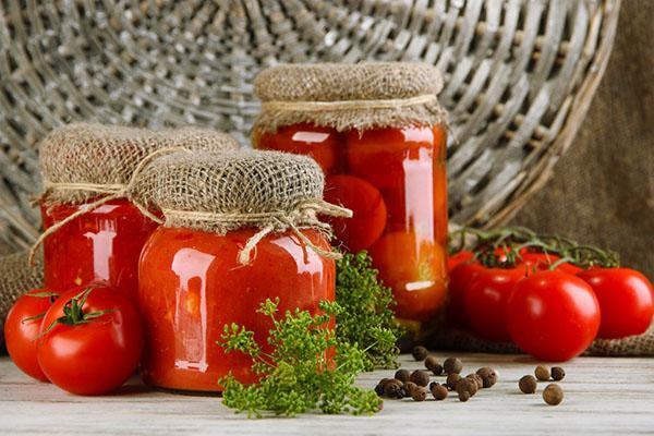 Conservas de tomates para el invierno.