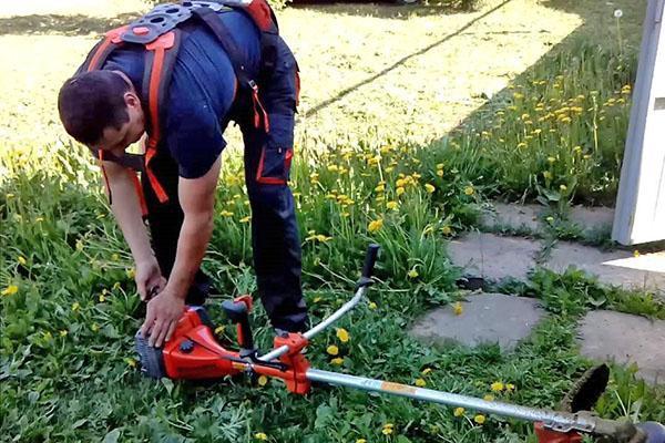 La bomba de cebado de combustible ayuda a arrancar la desbrozadora rápidamente