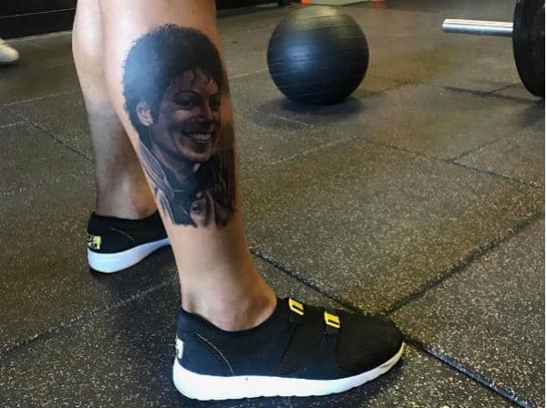 Foto: Instagram. Vyrobil španělský umělec Joaquín Ganga, tetování OBJ’s MJ tribute je napuštěné na vnější straně jeho pravého lýtka a ukazuje krále popu v jeho ikonickém saku „Thriller“, působivé podobě zesnulého zpěváka. Profesionální baler sdílel obrázek svého nového tetování Michaela Jacksona na Instagramu 11. dubna a naznačil osobnější význam inkoustu se stejným nadpisem, který aplikuje na každé nové tetování, které dostane: „Tatted on me but tht ishh is depthh than povrch…