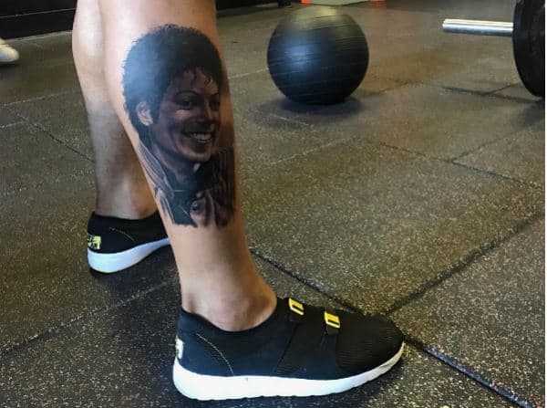 Foto: Instagram. Das MJ-Tribut-Tattoo von OBJ ist auf der Außenseite seiner rechten Wade eingefärbt und zeigt den King of Pop in seiner ikonischen „Thriller“-Jacke, ein beeindruckendes Abbild des verstorbenen Sängers. Der Profi-Baller teilte am 11. April ein Bild seines neuen Michael Jackson-Tattoos auf Instagram, was auf eine persönlichere Bedeutung hinter der Tinte mit der gleichen Überschrift hindeutet, die er für jedes neue Tattoo anwendet, das er bekommt: „Auf mich tätowiert, aber das ist tiefer als die Oberfläche…