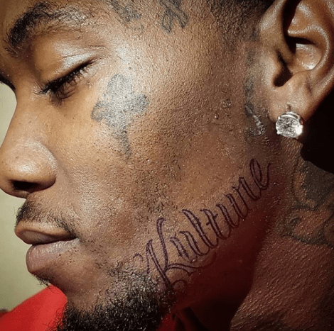 Správně, rapper Migos byl zachycen na tomto Instagramu umělce Bricks Tattoo s velkým tetováním věnovaným jeho 1 měsíční dceři.