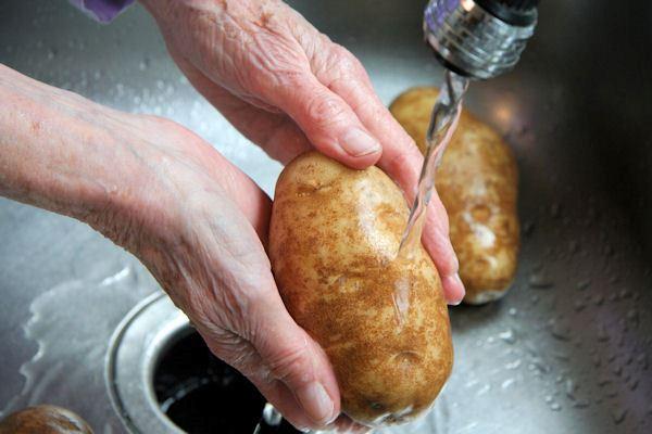 Antes de la germinación, las patatas se lavan.