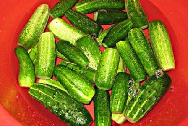 cortar las colas de los pepinos