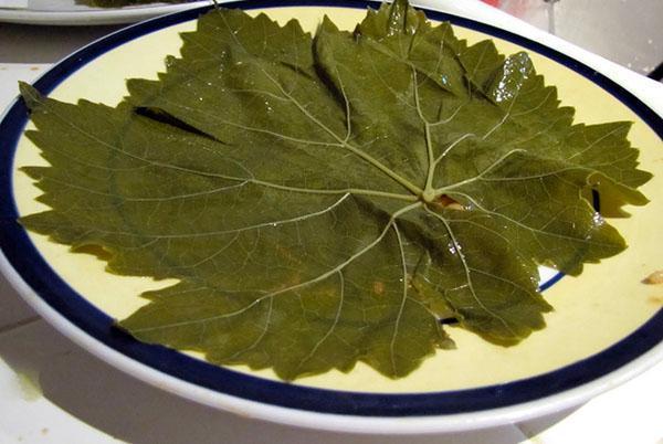 verser de l'eau bouillante sur les feuilles