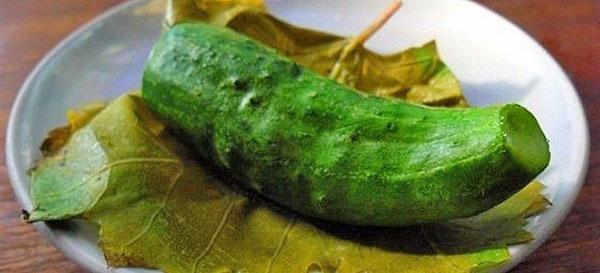 envuelva los pepinos lavados en hojas