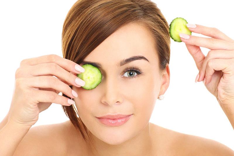 haciendo una mascarilla de pepino